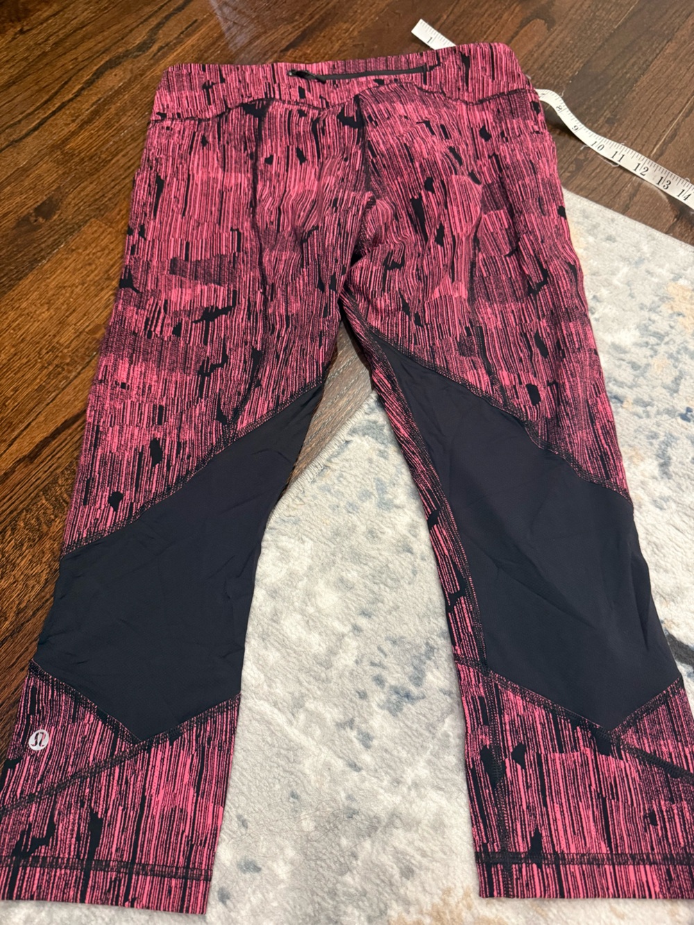 Lululemon pink and black crop leggings size 8 EUC